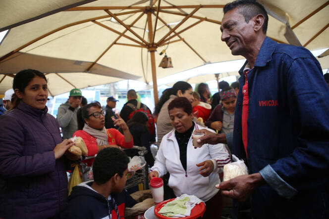 Distribution de nourriture à des migrants vénézuéliens à leur arrivée à la gare routière de Lima, le 26 août 2018.
