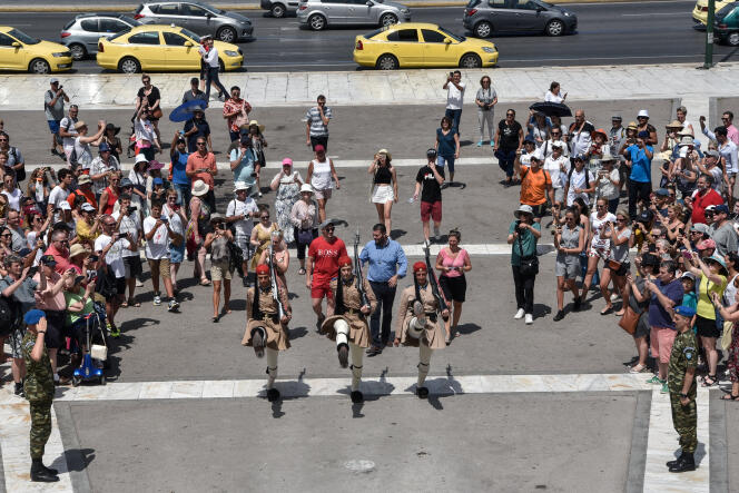 Le « ballet » des gardes du Parlement d’Athènes, sous les yeux des touristes, le 10 juillet.