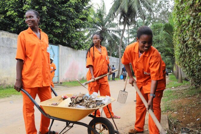 Des bénéficiaires du programme Thimo travaillent comme employées communales à Abidjan.