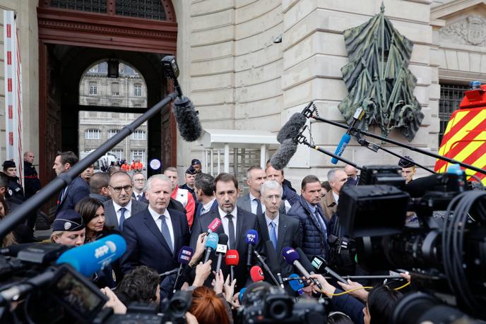 De gauche à droite : Anne Hidalgo, la maire de Paris, Laurent Nunez, secrétaire d’Etat auprès du ministre de l’intérieur, Rémy Heitz, procureur de la République de Paris, Christophe Castaner, ministre de l’intérieur, et Didier Lallement, préfet de police de Paris, jeudi 3 octobre 2019.