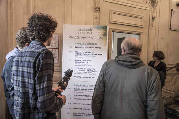 Les visiteurs scrutent le programme de la journée au Théâtre des Bouffes du Nord, samedi 5 octobre 2019.