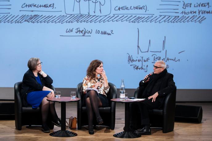 Nathalie de Vries et Dominique Perrault lors de la conférence « Quels rêves pour la ville de demain ? », animée par Isabelle Regnier, le samedi 5 octobre, dans le cadre du Monde Festival, à l’Opéra Bastille, à Paris.