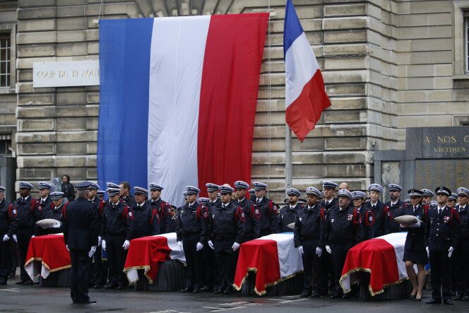 Les cercueils des quatre victimes de l’attentat de jeudi perpétré à la Préfecture de police de Paris, lors de la cérémonie d’hommage, mardi 8 octobre.