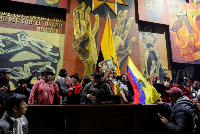 Des manifestants sont parvenus à s’introduire quelques instants dans le Parlement équatorien, à Quito, le 8 octobre.