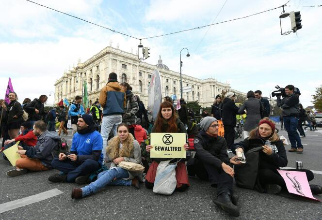 Des manifestants soutenant l’action d’Extinction Rebellion, à Vienne, le 7 octobre.