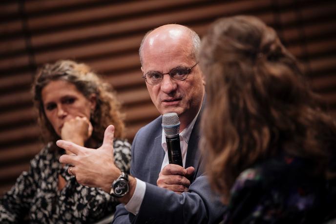Nolwenn Guillou, directirce d’école à Trébédan, et Jean-Michel Blanquer, ministre de l’éducation, lors de la conférence