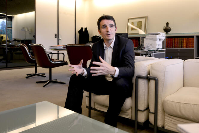 Le maire de Grenoble, Eric Piolle, dans son bureau, le 25 novembre 2014.