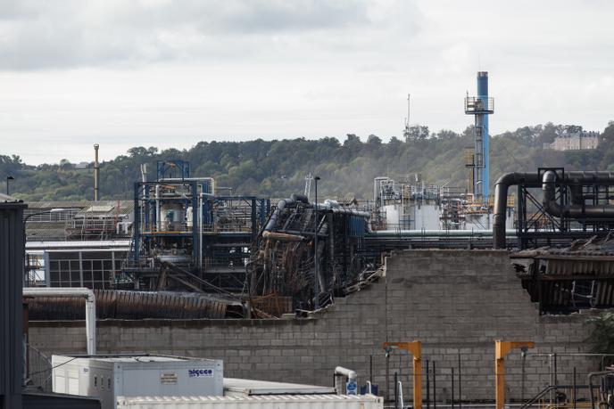 Derrière le mur de parpaings partiellement effondré se situaient les entrepôts de Normandie Logistique qui ont brûlé. La photo est prise depuis les locaux de l’entreprise Triadis, jouxtant le site, le 7 octobre.