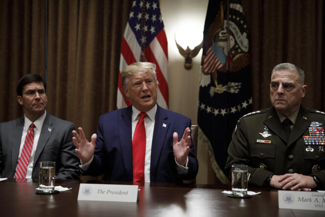 Donald Trump, le secrétaire à la défense Mark Esper (à gauche) et Mark Milley (à gauche), le chef d’état major des armées américaines, à la Maison Blanche, à Washington, lundi 7 octobre 2019.