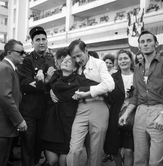 Des familles des victimes de la Caravelle qui s'est abîmée en mer à quelques kilomètres du Cap d'Antibes, le 11 septembre 1968, laissent éclater leur peine, le 14 septembre 1968 lors des obsèques des victimes à Nice.