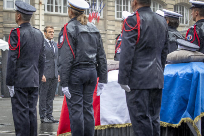 Emmanuel Macron participe à la cérémonie en hommage aux victimes de l’attaque terroriste du 04 octobre 2019 à la Préfecture de Police à Paris, mardi 08 octobre 2019