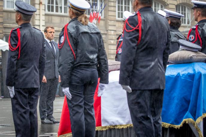 Emmanuel Macron participe à la cérémonie en hommage aux victimes de l’attaque terroriste du 04 octobre 2019 à la Préfecture de Police à Paris, mardi 08 octobre 2019