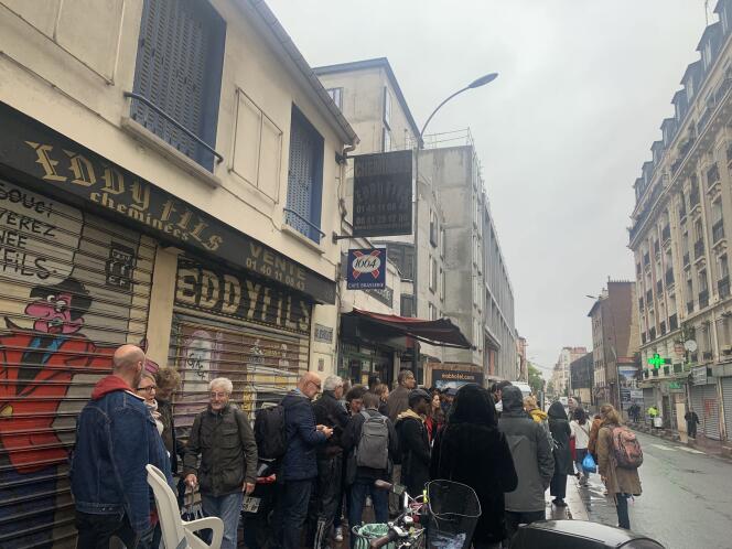 Des habitants se regroupent en face de la rue Charles Garnier, après l’évacuation par la police de la résidence d’artistes Mains d’Œuvres, à Saint-Ouen (Seine-Saint-Denis), le 8 octobre 2019.