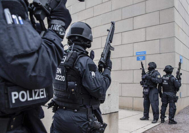 Des policiers armés aux abords de la synagogue de Dresde (Allemagne), le 9 octobre.