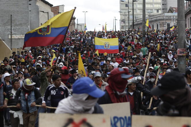 Des indigènes défilent à Quito, contre la décision du gouvernement d’augmenter les prix de l’essence, le 9 octobre en Equateur.