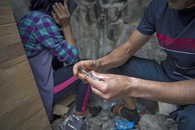 Un toxicomane se prépare un « shoot » d’héroïne dans un squat à M’diq, près de Tétouan, au nord du Maroc, en septembre 2019.