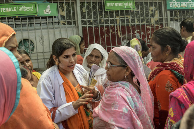 Une volontaire devant l’hôpital de Sonipat dans l’Haryana tente de détecter des malades de la tuberculose dans la file des admissions, en septembre.