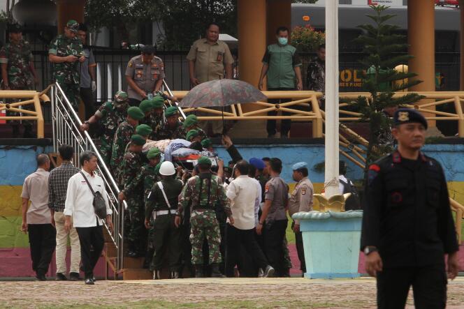 L’armée indonésienne transporte Wiranto dans un hélicoptère pour l’évacuer de Pandeglang, le 10 octobre 2019.