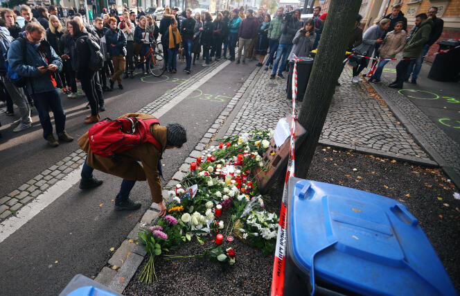 Des habitants de Halle rendent hommage aux victimes de l’attentat qui a fait deux morts, mercredi 9 octobre.