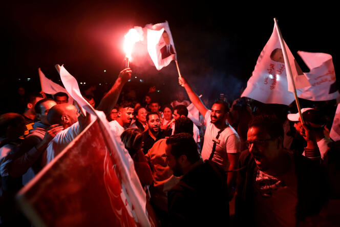 Des partisans de Nabil Karoui célèbrent sa libération, à Tunis, le 9 octobre.