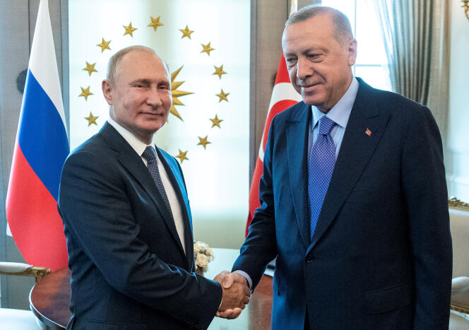Le président russe Vladimir Poutine (à gauche) et son homologue turc, Recep Tayyip Erdogan, lors d’une rencontre à Ankara, le 16 septembre.