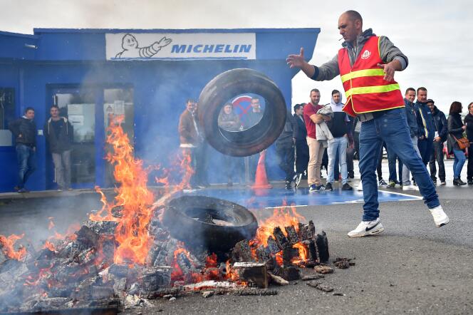 Un ouvrier de l’usine Michelin de La Roche-sur-Yon, en Vendée, manifeste après l’annonce de la fermeture du site, fin 2020, jeudi 10 octobre.