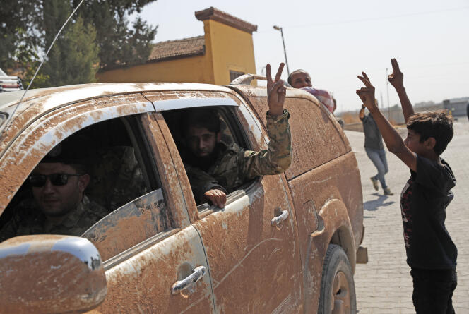 Des convois de l’« Armée nationale syrienne » de retour de la frontière avec la Syrie à Akcakale (Turquie), le 9 octobre.