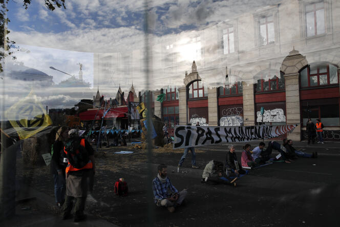 Des activistes d’Extinction Rebellion bloquent l’accès à une rue dans le centre de Paris, le 7 octobre.