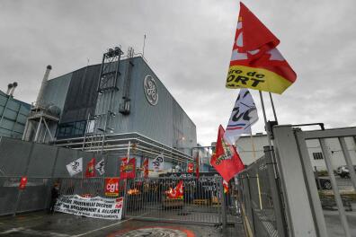 Employees of US giant General Electric block the main entrance of Belfort plant, eastern France, on October 10, 2019. The management of General Electric (GE) in Belfort said on October 3, 2019, to be "ready" to maintain a maximum of 150 jobs out of the 792 job cuts initially announced. / AFP / SEBASTIEN BOZON 