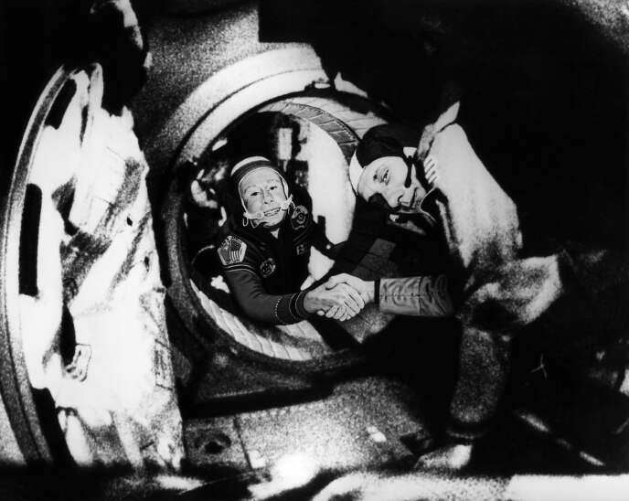 Rapprochement géopolitique dans l’espace, le 17 juin 1975, entre le russe Leonov ( gauche) et l’américain Stafford, au premier plan.