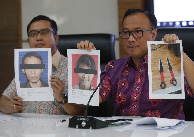 Le porte-parole de la police indonésienne, Dedi Prasetyo (à droite), montre les photos des deux suspects de l’attaque au couteau portée contre le ministre indonésien de l’intérieur et de la sécurité, l’ex-général d’armée Wiranto, le 11 octobre, à Djakarta.