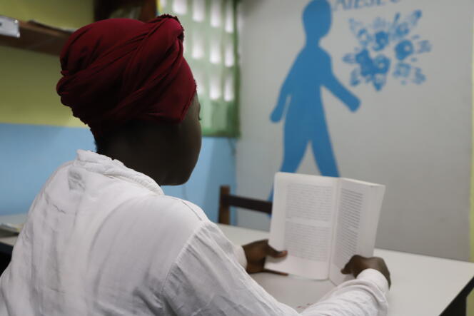 Emilie*, dans la petite bibliothèque du centre SAS de Bouaké, en Côte d’Ivoire, en octobre 2019.
