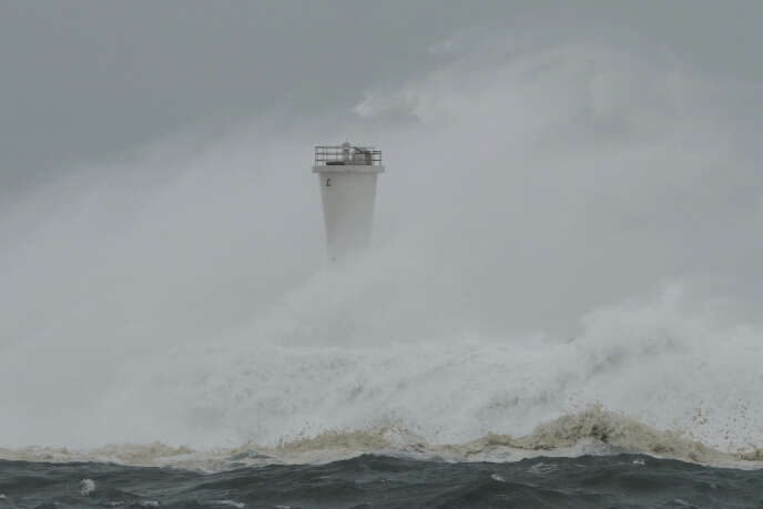 Au cœur du typhon, les vagues atteignaient des pics de 12 mètres, le 12 octobre, selon le site de météorologie Windy. TORU HANAI / AP