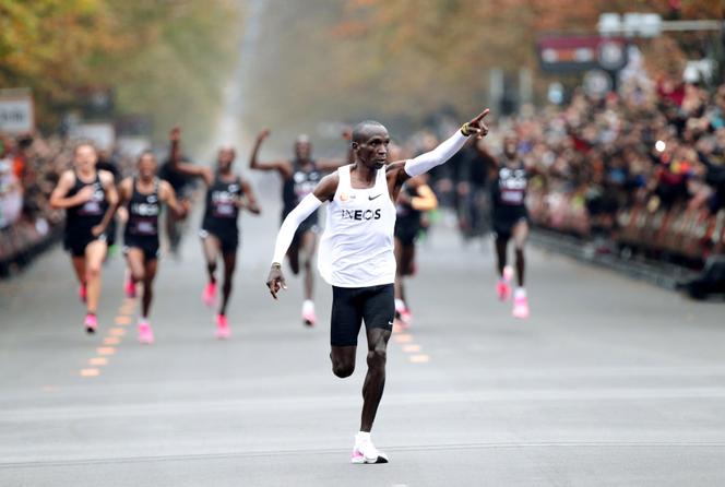 le-k-nyan-eliud-kipchoge-r-ussit-courir-le-marathon-en-moins-de-deux