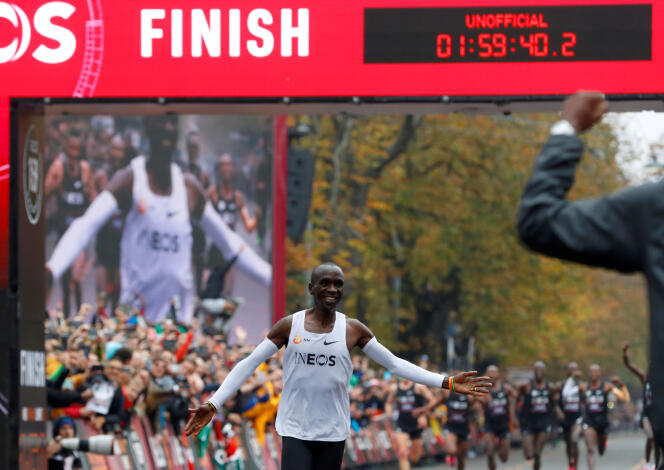 En terminant son marathon en moins de deux heures, Eliud Kipchoge  « écrit l’histoire », même si son record ne sera pas homologué.