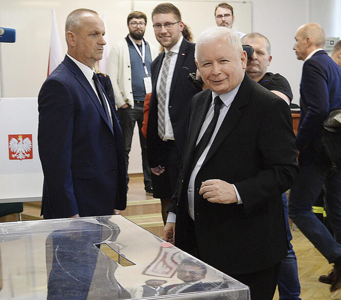 Le chef du parti au pouvoir, Droit et justice, Jaroslaw Kaczynski, dans un bureau de vote à Varsovie (Pologne), dimanche 13 octobre 2019.