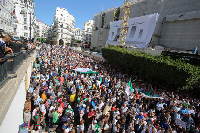 Des manifestants à Alger, dimanche 13 octobre.