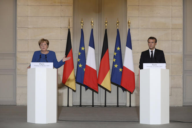 Le président français Emmanuel Macron et la chancelière allemande Angela Merkel donnent une conférence de presse au Palais de l’Elysée à Paris, dimanche 13 octobre 2019