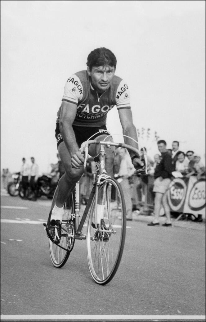 Raymond Poulidor à son arrivée à Bordeaux, le 17 juillet 1970, lors de la vingtième étape du Tour de France 1970.