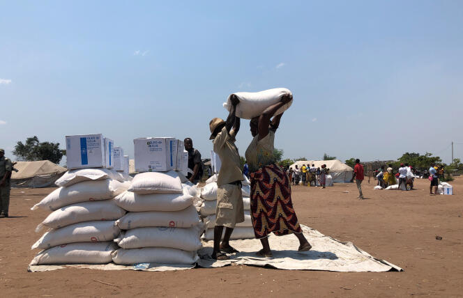A Beira, dans le centre du Mozambique, distribution de l’aide humanitaire le 9 octobre 2019, sept mois après le passage du cyclone Idai.