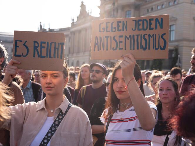 Les manifestants brandissent des pancartes sur lesquelles on peut lire « Ça suffit », le 13 octobre, sur la place Bebelplatz, au centre de Berlin.