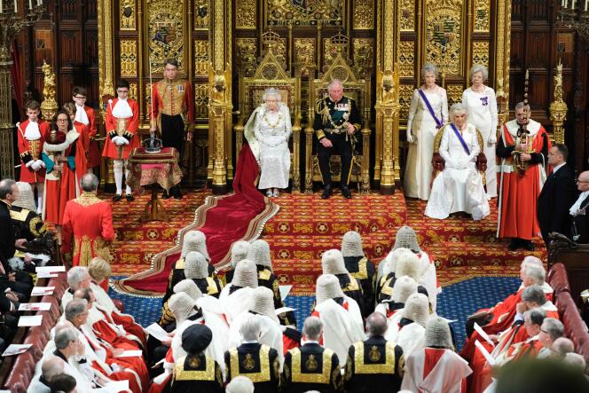 La reine Elizabeth II donne un discours à la Chambre des lords à Westminster le 14 octobre.