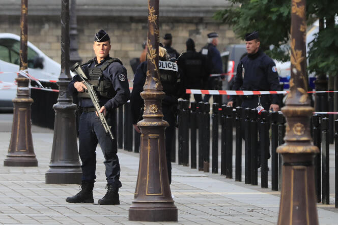Des policiers contrôlent le périmètre devant la Préfecture de police à Paris, le 3 octobre après l’attaque.