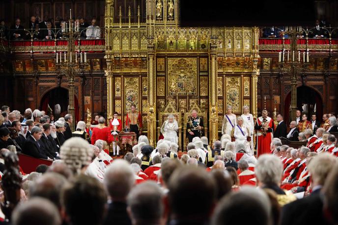 La reine Elizabeth II lors de son discours devant les élus en ouverture de la nouvelle session parlementaire à Londres, le 14 octobre.
