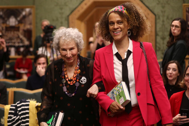 Margaret Atwood et Bernardine Evaristo reçoivent le Booker Prize à Londres, le 14 octobre.