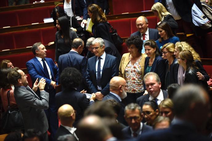 Après le vote de la loi bioéthique, mardi 15 octobre, le député LRM Gilles Le Gendre (à gauche) prend en photo ses collègues Jean-François Eliaou, Annie Vidal, la ministre des solidarités et de la santé Agnès Buzyn, la ministre de la justice Nicole Belloubet et Aurore Bergé.