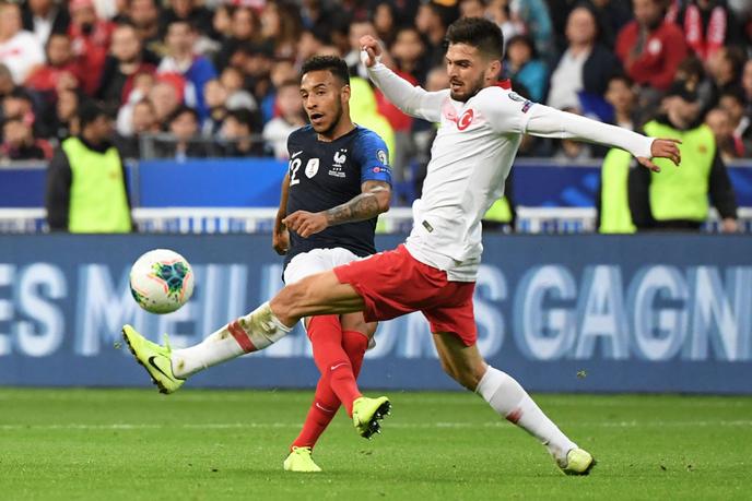 Corentin Tolisso et Okay Yokuslu durant le match de qualification du groupe H pour l’Euro 2020 au Stade de France le 14 octobre.