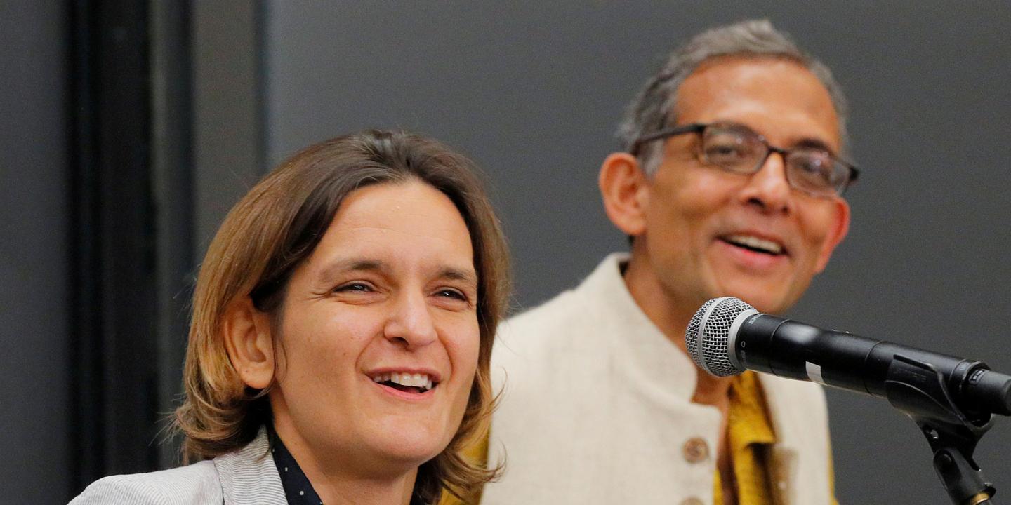 https://img.lemde.fr/2019/10/15/0/0/3500/1750/1440/720/60/0/88ef1a5_BKS04_NOBEL-PRIZE-ECONOMICS_1015_11.JPG