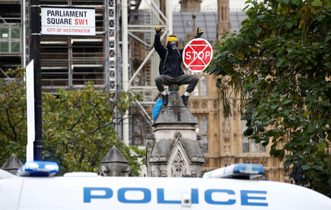 Un militant d’Extinction Rebellion devant le Parlement britannique, à Londres, le 15 octobre.