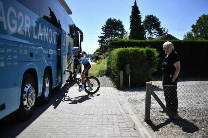 Le bus de l’équipe AG2R-La Mondiale, et le coureur français Romain Bardet, le 4 juillet 2019.